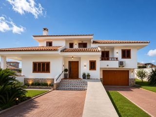 House in Canet d´en Berenguer. Elegancia, espacio y privacidad a un paso del mar