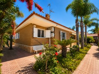 Casa in Corinto-Almardà. Exclusivo chalet independiente en almardà con casa de invitados
