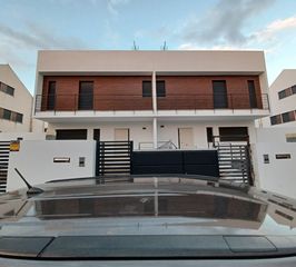 Casa aparellada a Calle naranjo 8. Vivienda pareada grande para entrar a vivir y con posibilidades