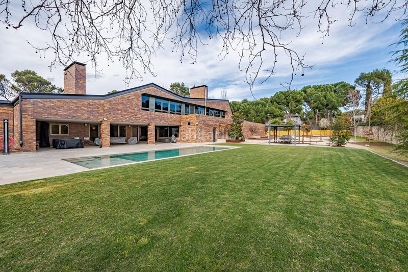 Foto 8638fbcc-fea6-4816-9c83-277582e13d11. Chalet avec chauffage parking piscine dans Las Lomas Boadilla del Monte