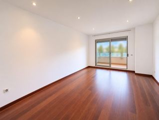 Apartament  Escritor angel palomino. Apartamento luminoso con terraza, patio, piscina y 2 plazas de g