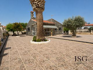 Xalet a Platja de Mont-roig. Chalet independiente con terreno y piscina privada