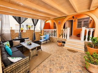 Xalet  Carrer de creta. Espectacular chalet adosado de esquina totalmente reformado en g
