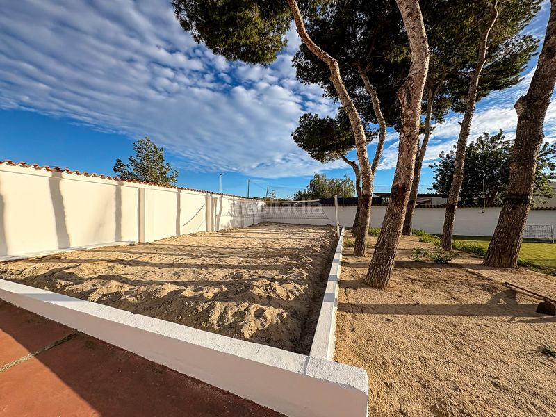 Foto feb00277-c994-4d41-ba4b-3c08b831716f. Casa amb xemeneia a Noroeste Santa Pola