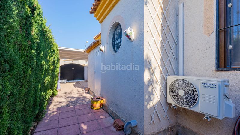 Foto 4c3991c8-a570-4f24-9ae4-424478ad7233. Casa adossada amb xemeneia a La Florida Orihuela