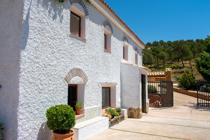 Foto 0ec59d25-3dd8-4b2a-a097-a3b6b663e23a. Casa amb xemeneia a Onil