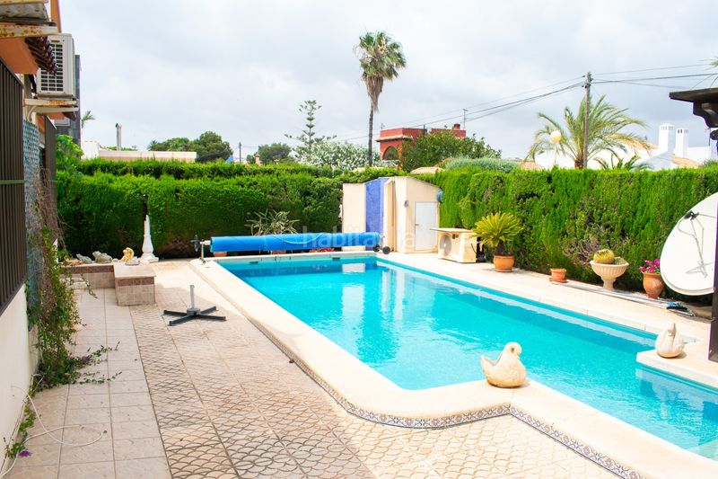 Foto d9cf70d0-1182-425c-a5a5-6c33688f1bc8. Casa amb xemeneia a Cabo Roig Orihuela