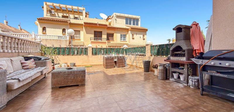Foto f024ae2c-b09e-4768-9098-f9cae97099ca. Casa adossada amb piscina a La Florida Orihuela