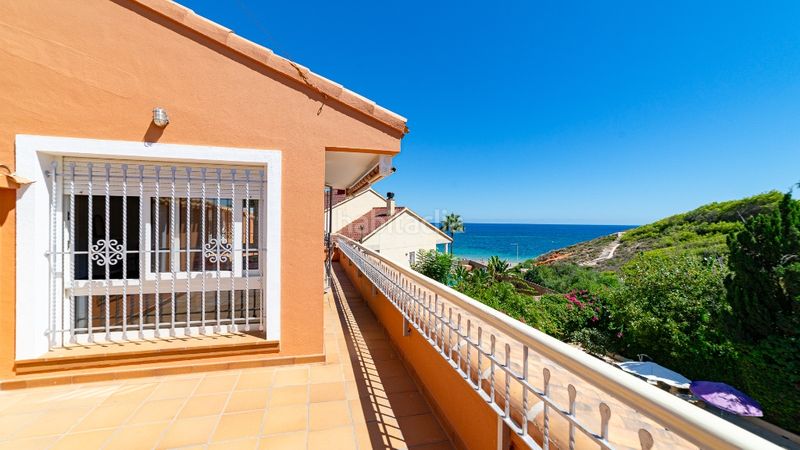 Foto ac1a88b1-744d-426b-9abd-537fd1d2a556. Casa a Campoamor Orihuela
