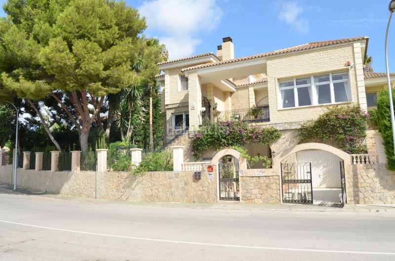 Foto 592e6f32-22e0-4cd5-bab6-ae876cd67efb. Casa amb xemeneia a Campoamor Orihuela