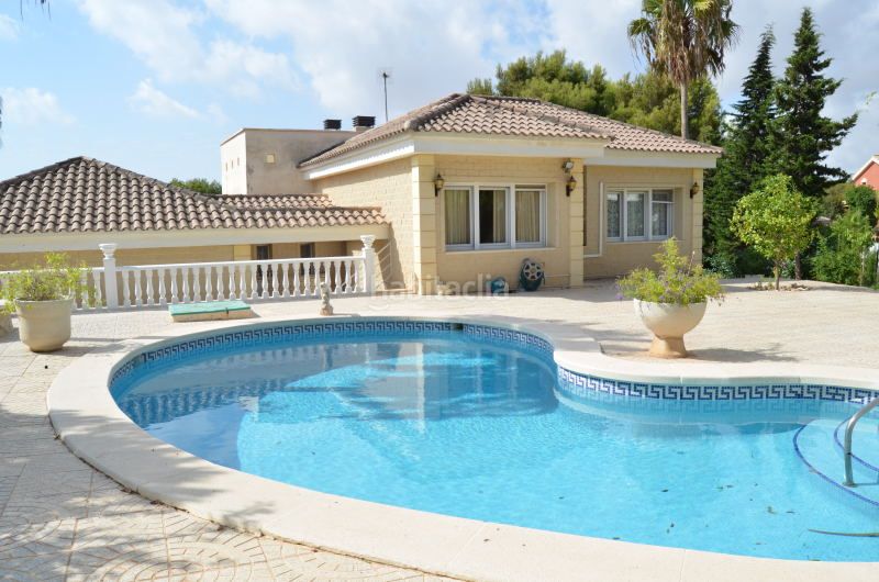 Foto 7acccffe-3694-4380-8ce9-a103916cf189. Casa amb xemeneia a Campoamor Orihuela