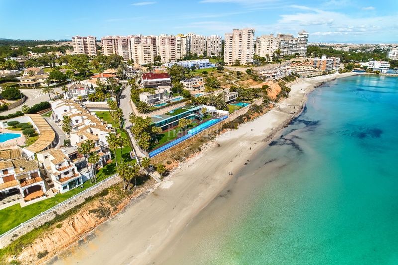 Foto a7f863c3-a342-4fef-b094-3c12cdab8f0f. Casa amb xemeneia a Campoamor Orihuela