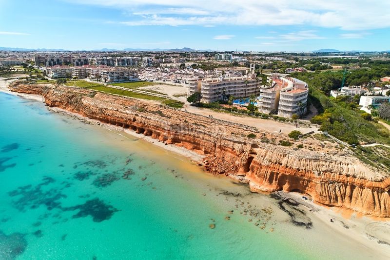 Foto fc3a00aa-c8e2-4d4f-93e8-a45adcafe09d. Casa amb xemeneia a Campoamor Orihuela