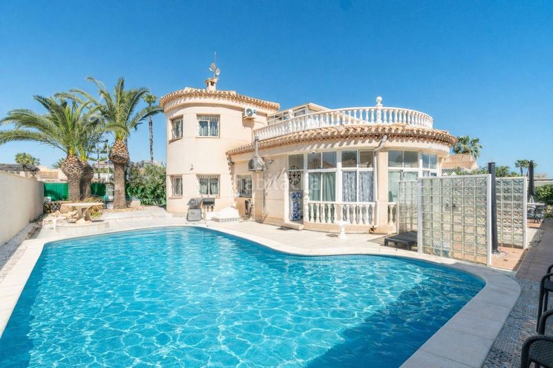 Foto 0e476e4e-133b-4f6e-8d79-f68d46d2c6f7. Casa amb piscina a Playa Flamenca Orihuela