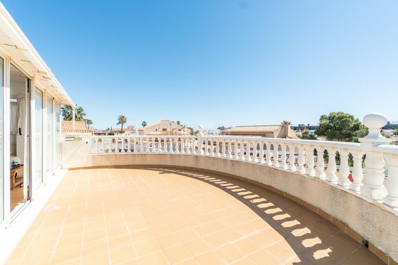 Foto 7b920a9f-41af-4d8a-86fc-a8ef8f839af4. Casa amb piscina a Playa Flamenca Orihuela