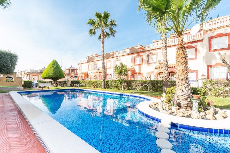 Foto cf7f8028-b354-4d5c-aebb-587f1d4165a3. Dúplex amb piscina a Playa Flamenca Orihuela
