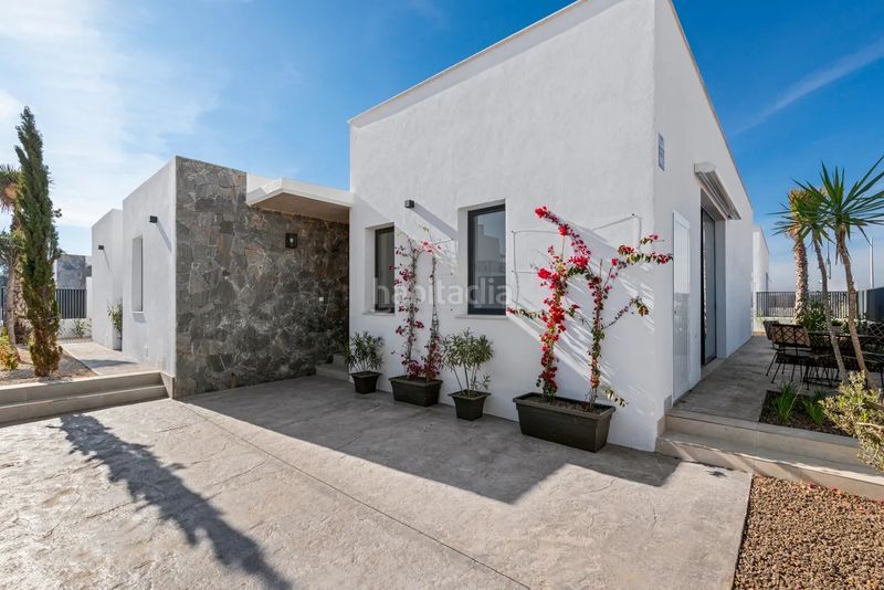 Foto b9521888-4cb3-4627-92c6-8c06f51e1080. Casa amb piscina a Islas Menores-Mar de Cristal Cartagena