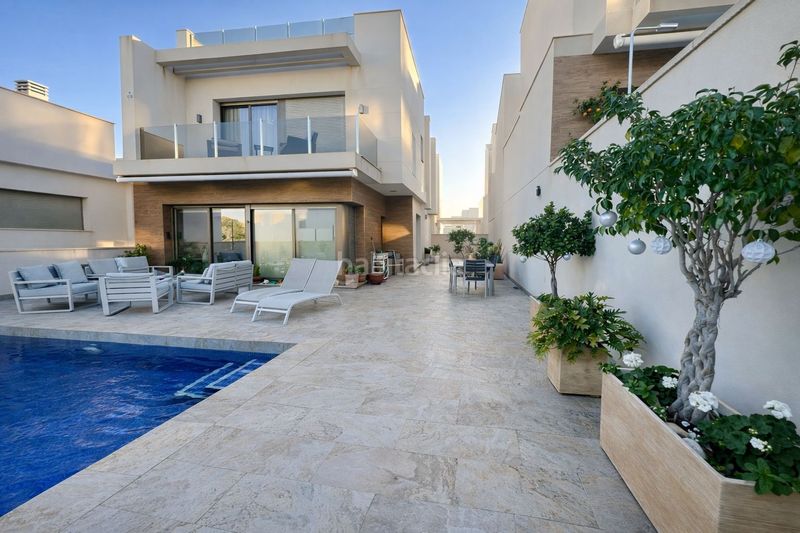 Foto 84d0d131-a781-4988-b5cd-e5300f18a5a0. Casa en Los Almendros Orihuela
