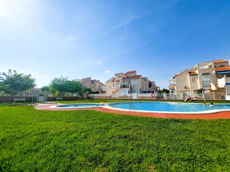 Foto 2818b6d2-dab7-43f0-a13a-fd0be17f4d32. Casa amb piscina a Playa Flamenca Orihuela