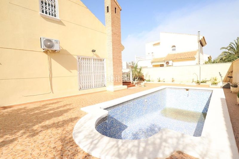 Foto 9edecaf5-b920-4bbd-bf19-8790c0710574. Casa amb piscina a Playa Flamenca Orihuela