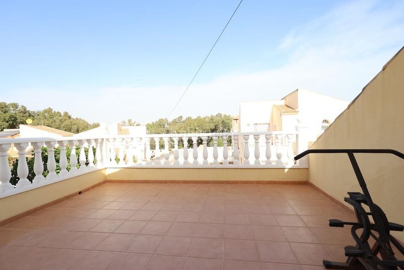 Foto b4b45472-ff3b-44ed-bf39-696f59ecb543. Casa amb piscina a Playa Flamenca Orihuela