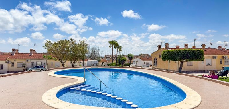 Foto 11ac8ffb-7240-4518-b881-9ea49682259b. Casa adossada amb piscina a Rojales