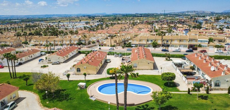 Foto 12ff3ab9-7fdc-4311-ba53-a87397e835d6. Casa adossada amb piscina a Rojales