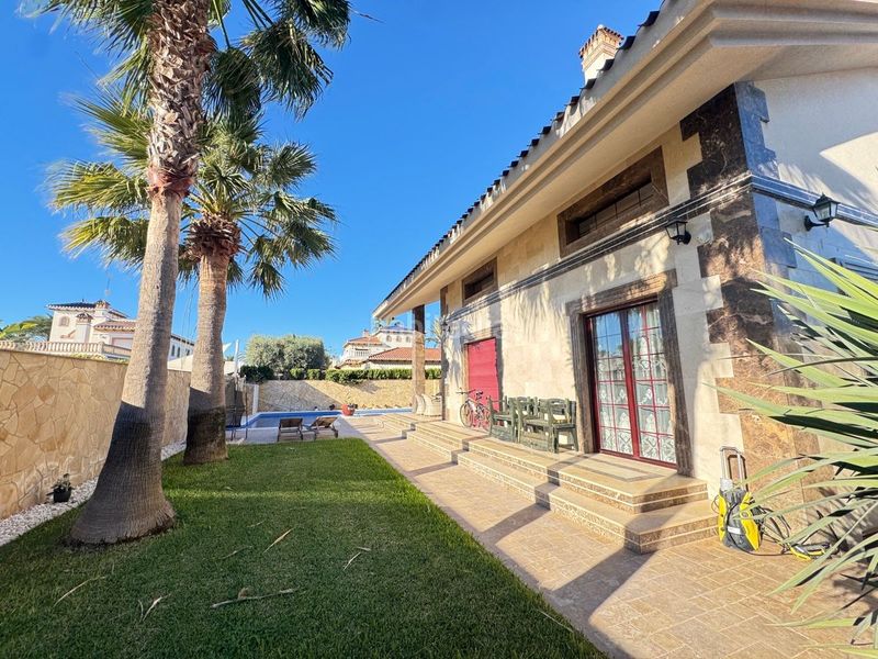 Foto 465c0519-2589-405d-825f-d3afa0eebc0b. Casa en Cabo Roig Orihuela