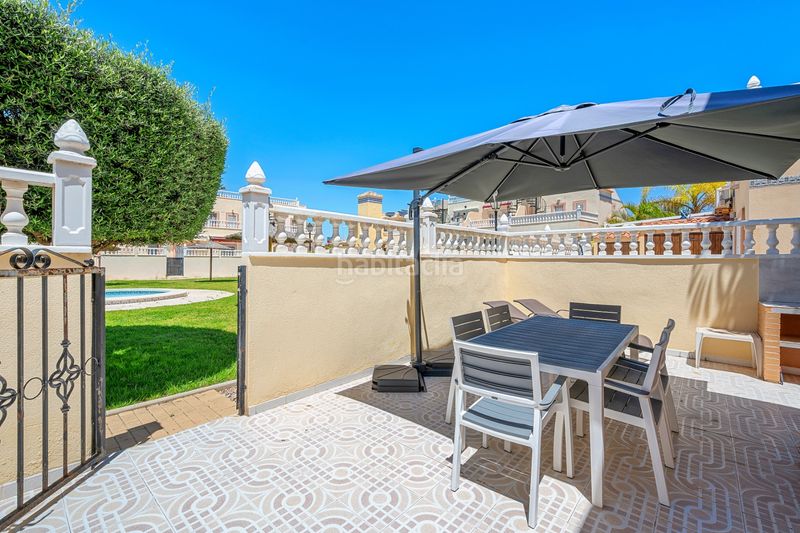 Foto b7e76295-d874-4fd0-8fa1-057ede539610. Casa adossada amb piscina a La Zenia Orihuela