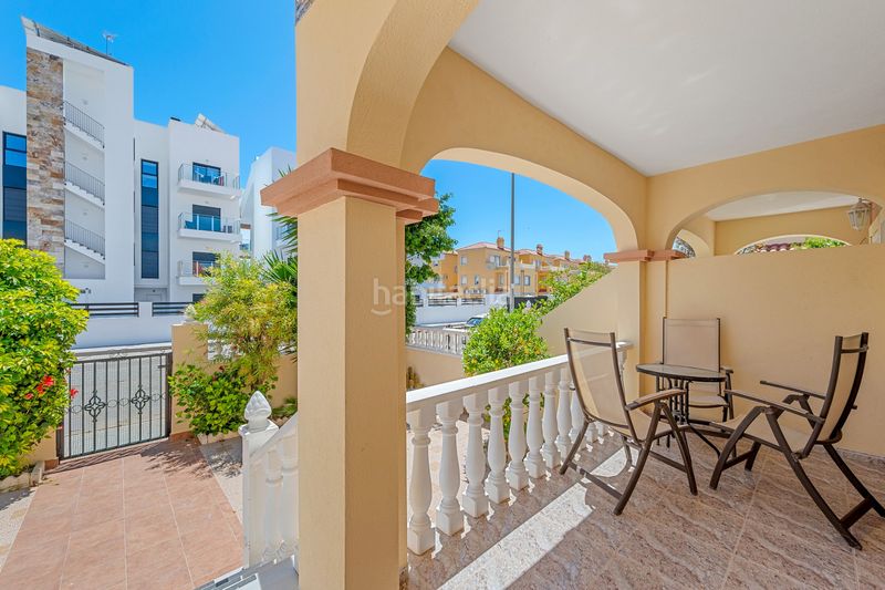 Foto c6aa1232-8e8c-40fc-a007-15911f21cdd2. Casa adossada amb piscina a La Zenia Orihuela