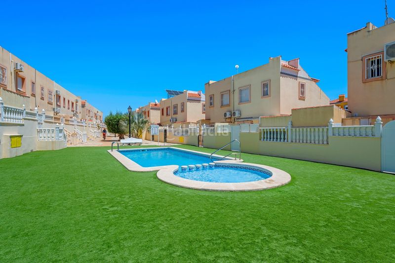 Foto e31d5aad-028a-45c8-85e2-0d91276cc8fe. Casa adossada amb piscina a La Zenia Orihuela