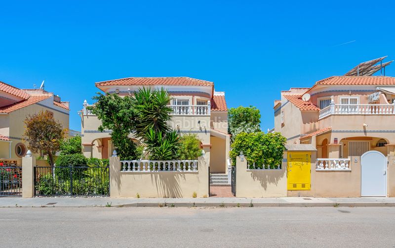 Foto f14cf4d1-cf1a-43a0-a577-83ef458f4636. Casa adossada amb piscina a La Zenia Orihuela