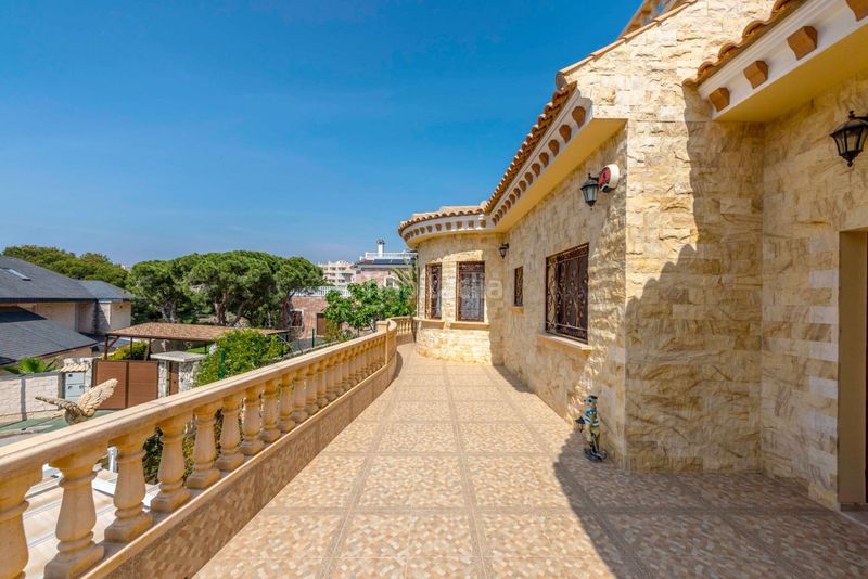 Foto f33d2bbb-fd6d-4a77-bb07-7c670429583c. Casa amb piscina a Campoamor Orihuela