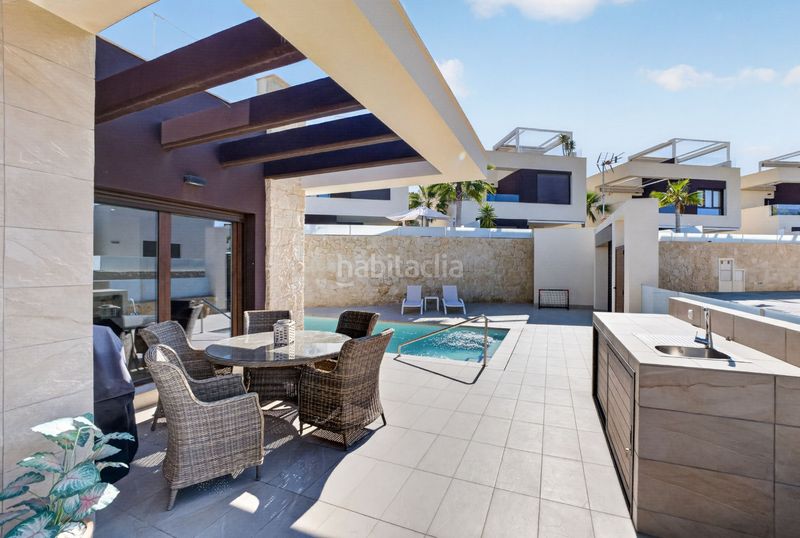 Foto f03ad86c-a279-49f2-ad8c-2f112efeab4a. Casa amb piscina a Rojales