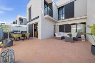 Semi detached house  De la riera ginjolers. Casa de 4 habitaciones con piscina comunitaria en el centro de r