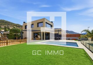 Casa  Calle urbanització del palau. Casa con piscina y acabados de alta calidad con vistas panorámic