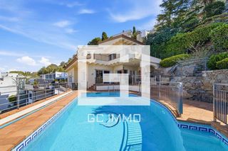 Maison  Carrer de josep ixart. Casa con piscina con vistas panorámicas a la bahía de roses