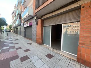 Local Comercial  Carrer l'hospitalet de llobregat. Local en calle peatonal en les planes