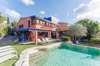 Chalet en Can Lloses - Can Marcer. Villa única con 7 dormitorios, piscina de roca y anexos en pined