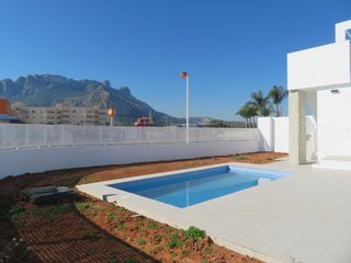 Chalet en Poblets (els). Preciosa villa con piscina y jardin privada para estrenar