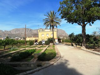 Chalet à Benidoleig. Finca de 40.000 m2 con agua propia, casa con carácter de 240 m2
