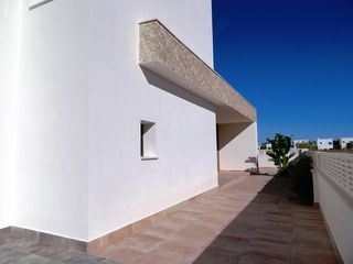 Chalet à Poblets (els). Fantástica villa con piscina, jardín y muchas extras para estren