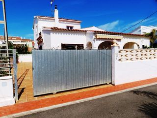 Doppelhaus en N/a. Coqueto chalet pareado en zona residencial a 30m  de la playa.