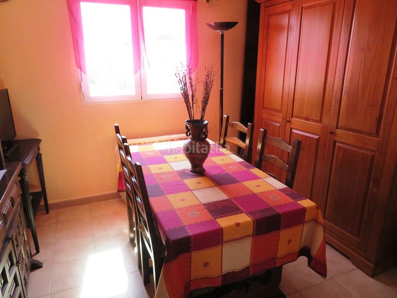 Foto a7ef44f6-1507-47da-990d-bdb311e614cc. Casa aparellada amb xemeneia aparcament a Poblets (els)