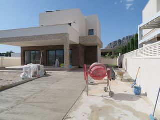 Chalet in Poblets (els). Fantástica villa con piscina, jardín y muchas extras para estren
