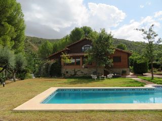Chalet en Orba. Casa de campo con cuadras para caballos
