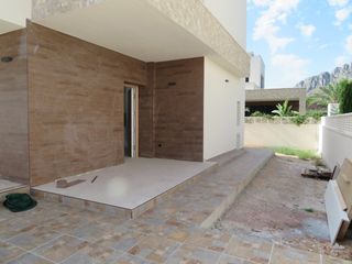 Chalet à Poblets (els). Fantástica villa con piscina, jardín y muchas extras para estren
