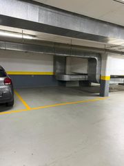 Alquiler Parking coche en R�a do marqu�s de valladares 18. Plaza de garaje para vehiculo grande