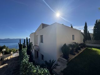 Casa a Ciutat d´Alcúdia. Villa mediterránea en segunda línea de mar con acceso directo al