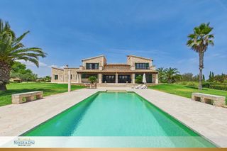 Casale in Cala Llombards. Escondida tras las palmeras finca exclusiva con piscina y casa d